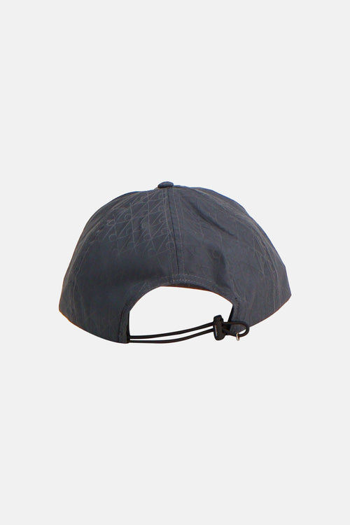 Casquette bleue de Calvin Klein, avec motif subtil, dotée d'un cordon de serrage ajustable à l'arrière.
