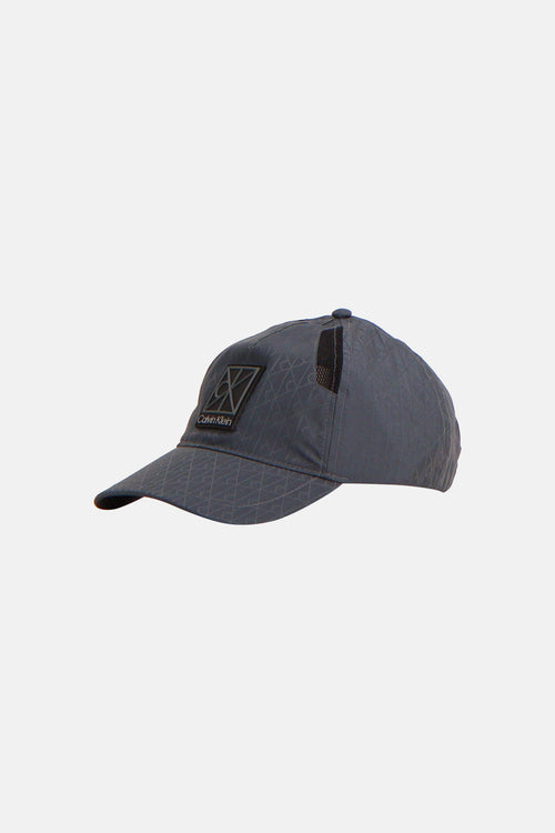 Casquette bleue de Calvin Klein avec motif imprimé en losanges sur l'ensemble de la surface.