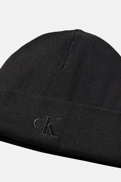 Zwarte Calvin Klein muts met geborduurd ton-sur-ton logo.