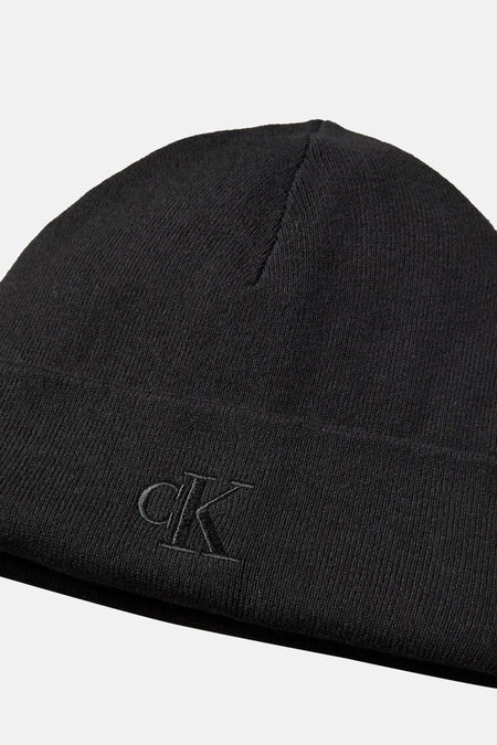 Zwarte Calvin Klein muts met geborduurd ton-sur-ton logo.