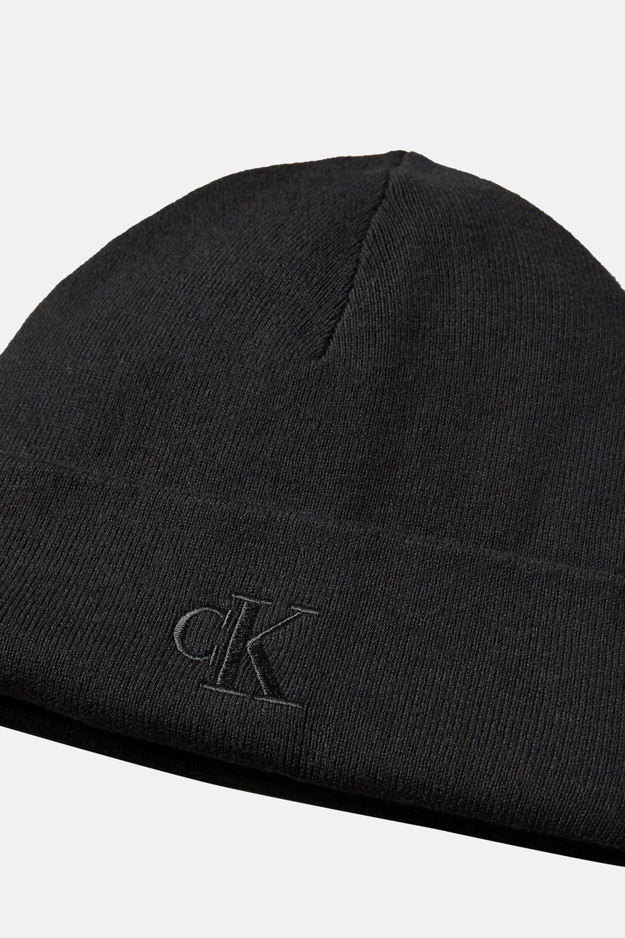 Zwarte Calvin Klein muts met geborduurd ton-sur-ton logo.