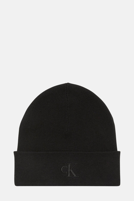 Zwarte muts van Calvin Klein, met een toon-op-toon geborduurd CK-logo aan de voorkant.