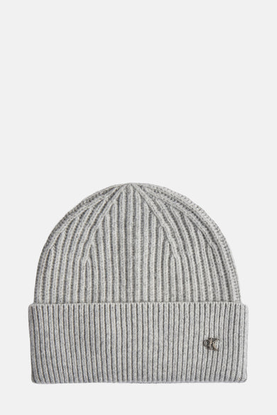Grijze gebreide muts van Calvin Klein, geribd patroon met een metalen logo.