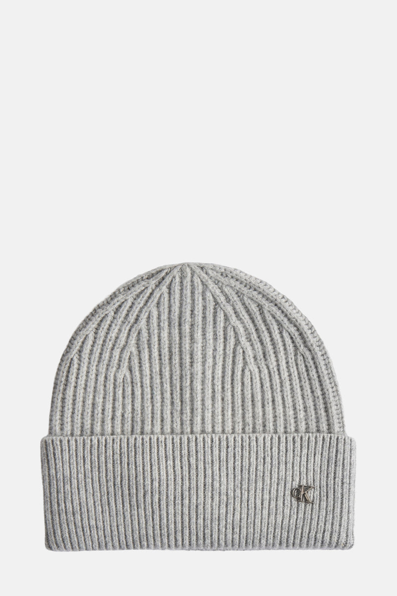 Grijze gebreide muts van Calvin Klein, geribd patroon met een metalen logo.