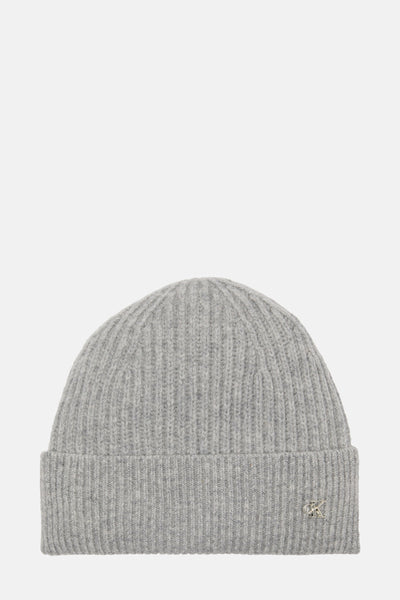 Bonnet gris en maille côtelée de Calvin Klein avec logo métallique appliqué.