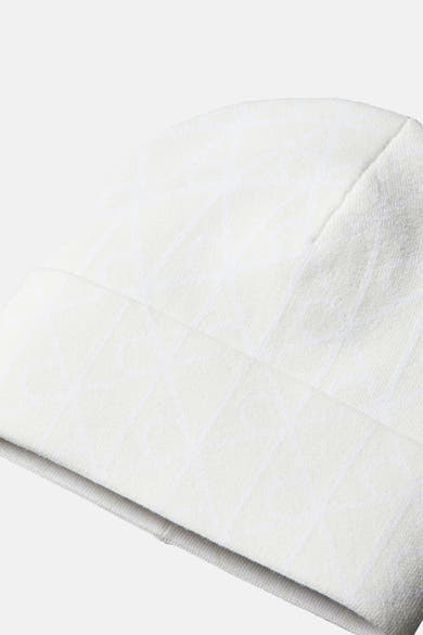 Beige Calvin Klein muts met een subtiel ton-sur-ton patroon en een gebreide textuur.