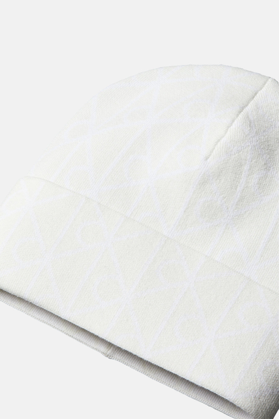 Beige Calvin Klein muts met een subtiel ton-sur-ton patroon en een gebreide textuur.