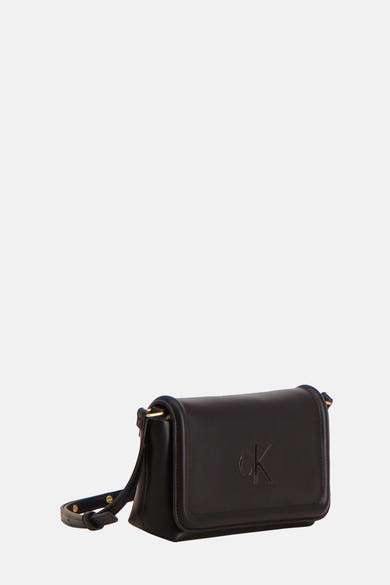 Zwarte schoudertas van Calvin Klein met ton-sur-ton logo aan de voorkant.