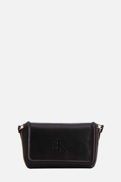 Zwarte schoudertas van Calvin Klein met ton-sur-ton logo aan de voorkant.