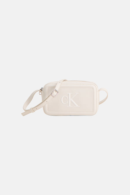 Sac à bandoulière blanc de Calvin Klein avec bandoulière réglable et logo en relief ton sur ton.

