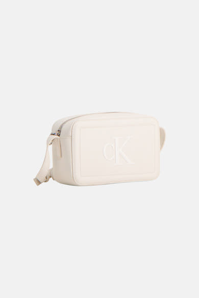 Witte Calvin Klein schoudertas met reliëflogo aan de voorkant.