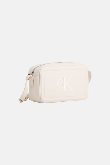 Sac à bandoulière blanc de Calvin Klein, avec le logo en relief sur le devant.