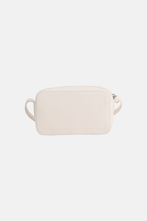 Sac à bandoulière blanc de Calvin Klein, avec une fermeture éclair argentée et des surpiqûres ton sur ton.