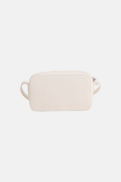 Sac à bandoulière blanc de Calvin Klein, avec une fermeture éclair argentée et des surpiqûres ton sur ton.