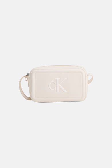 Witte Calvin Klein schoudertas met reliëflogo aan de voorkant.