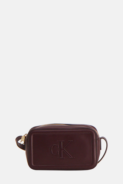 Sac à bandoulière bordeaux de Calvin Klein avec logo ton sur ton sur le devant.