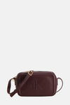 Sac à bandoulière bordeaux de Calvin Klein avec logo estampé ton sur ton.