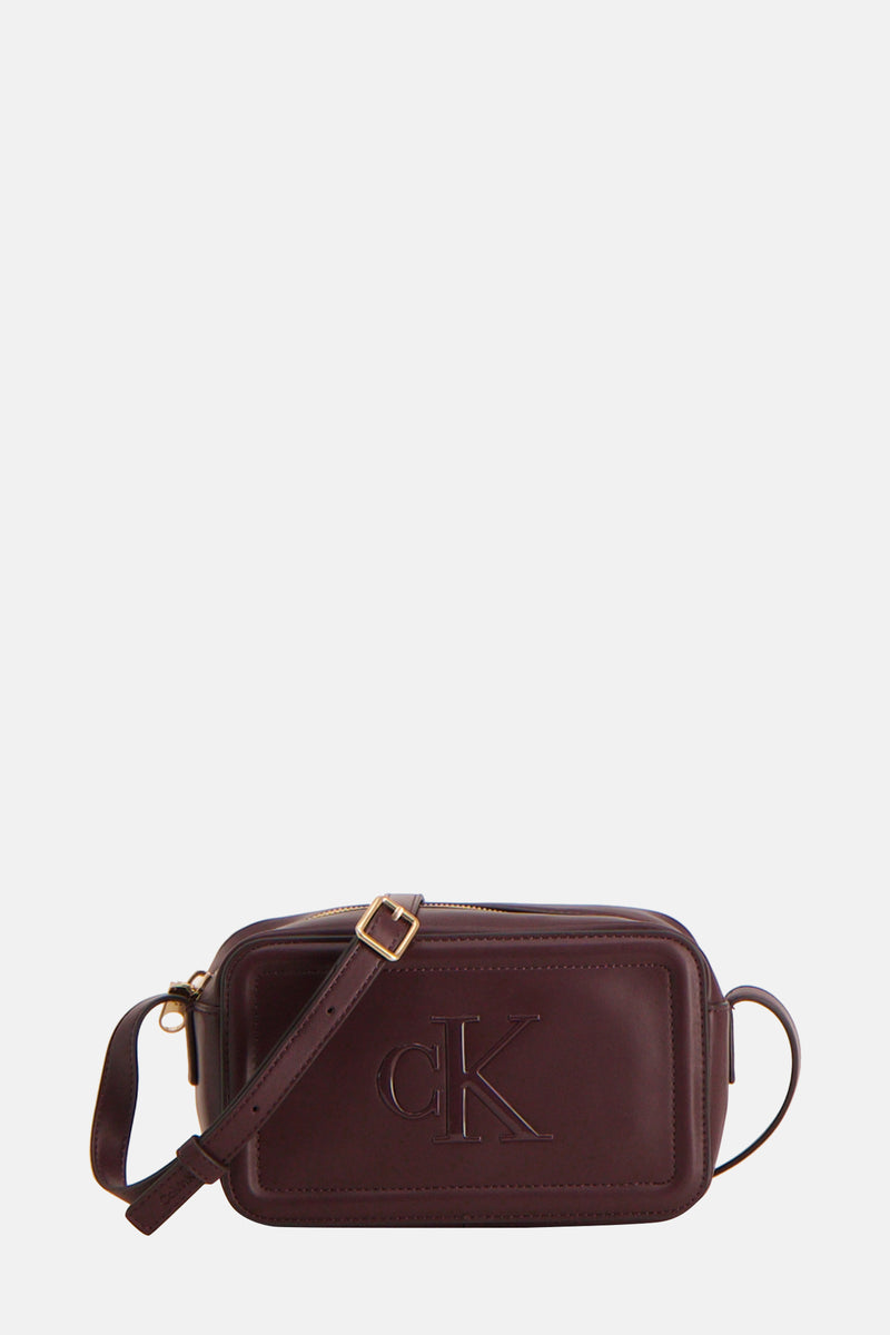 Sac à bandoulière bordeaux de Calvin Klein avec logo estampé ton sur ton.