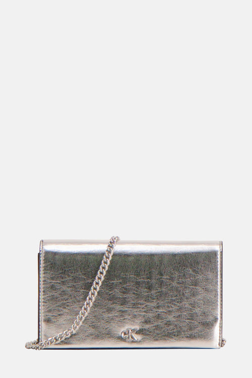Sac à bandoulière argenté de Calvin Klein avec une bandoulière chaîne et logo discret.
