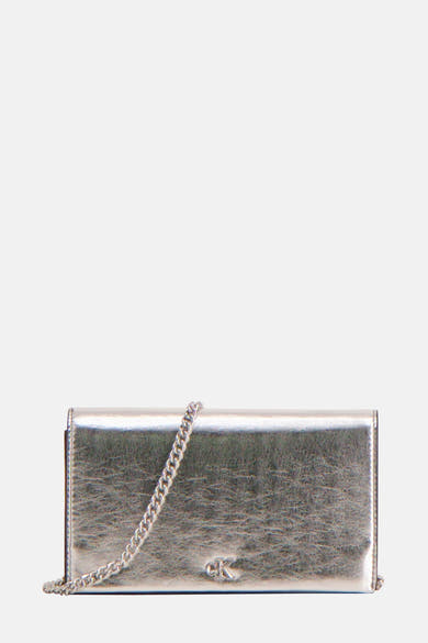 Sac à bandoulière argenté de Calvin Klein avec une bandoulière chaîne et logo discret.
