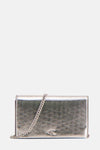 Sac à bandoulière argenté de Calvin Klein avec une bandoulière chaîne et logo discret.
