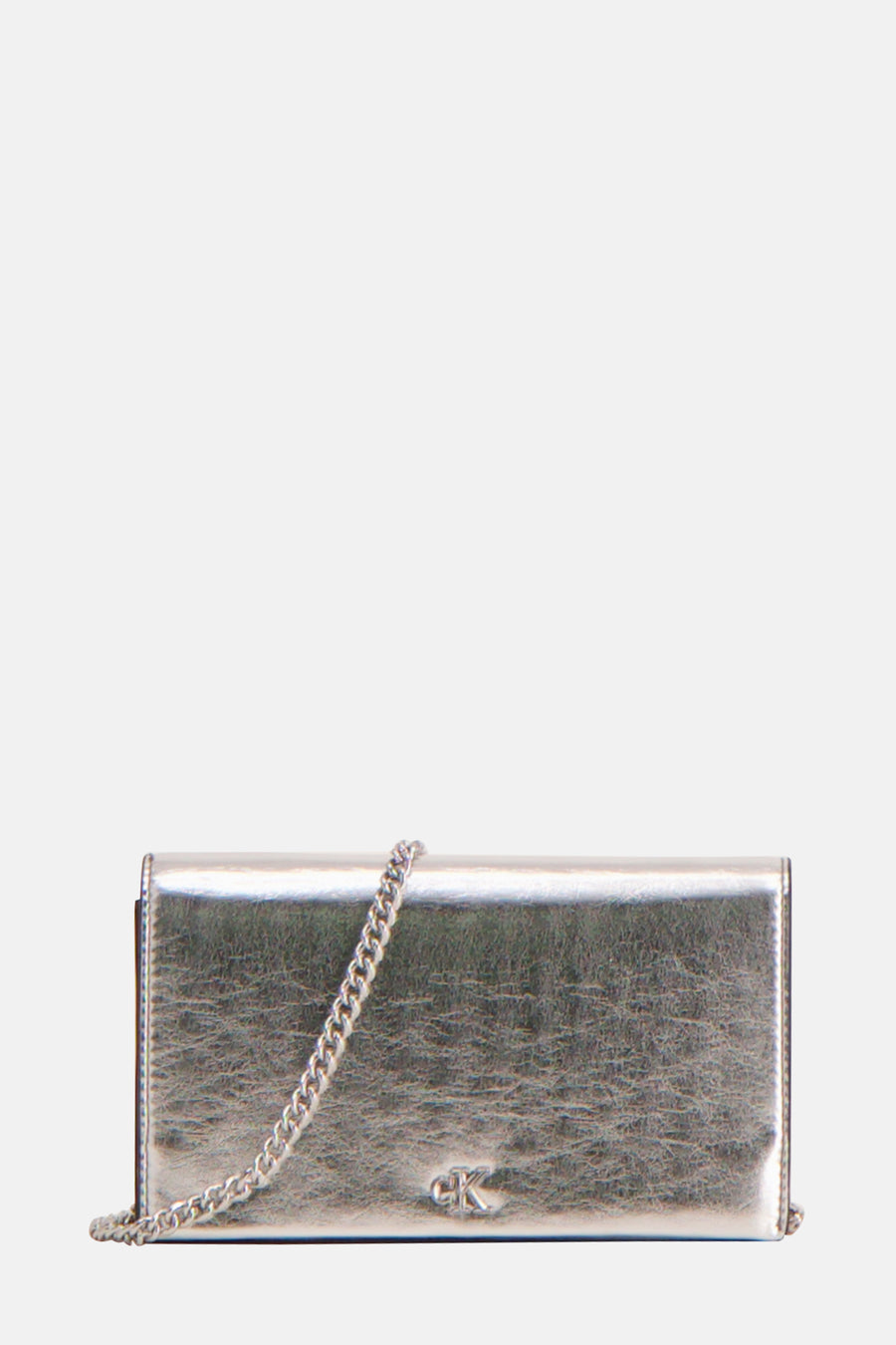 Sac à bandoulière argenté de Calvin Klein avec une bandoulière chaîne et logo discret.
