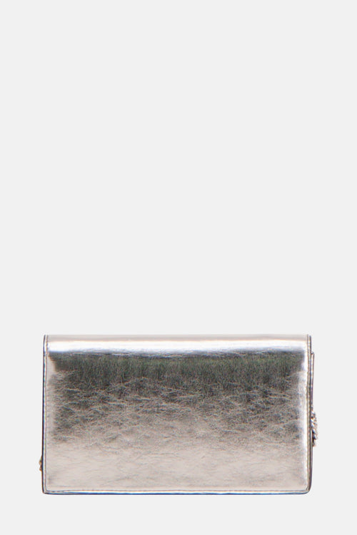 Sac à bandoulière argenté de Calvin Klein avec une texture froissée et une bandoulière visible sur le côté.
