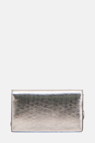 Sac à bandoulière argenté de Calvin Klein avec une texture froissée et une bandoulière visible sur le côté.
