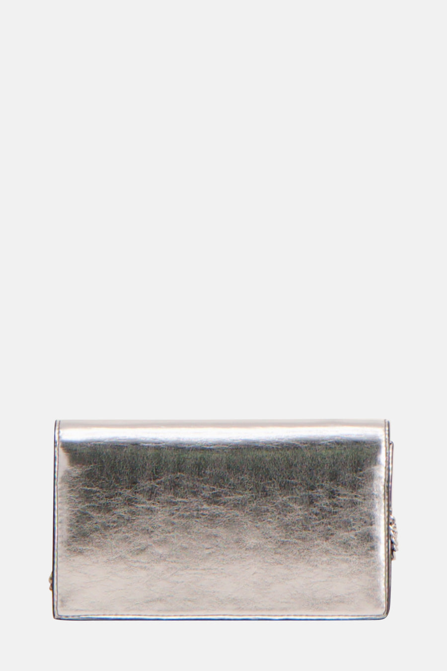Sac à bandoulière argenté de Calvin Klein avec une texture froissée et une bandoulière visible sur le côté.
