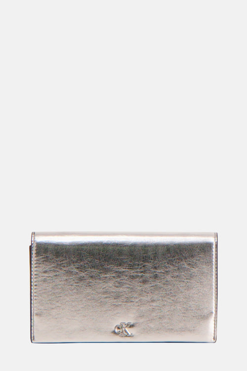 Sac à bandoulière argenté de Calvin Klein, avec un effet métallisé et le logo CK visible.