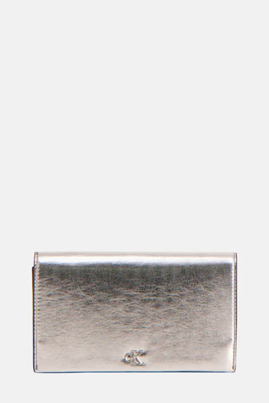 Sac à bandoulière argenté de Calvin Klein, avec un effet métallisé et le logo CK visible.