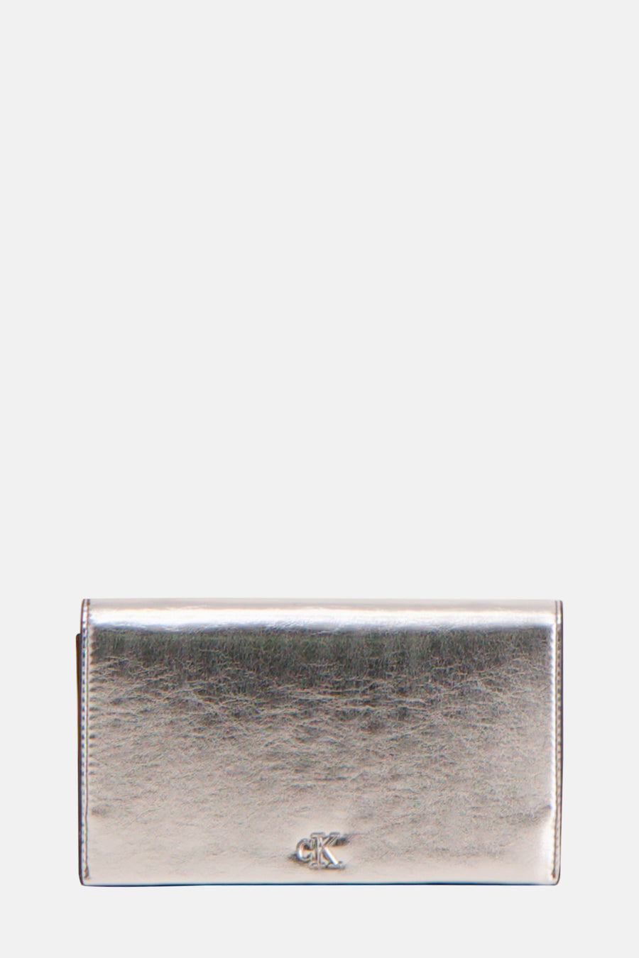 Sac à bandoulière argenté de Calvin Klein, avec un effet métallisé et le logo CK visible.