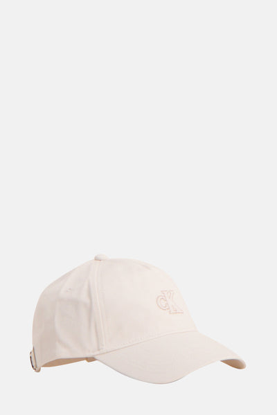 Gebroken witte Calvin Klein pet met toon-op-toon geborduurd logo op de voorkant.