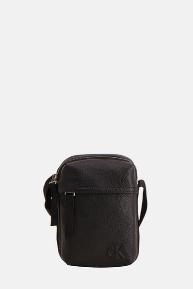 Zwarte Calvin Klein schoudertas van leer, met verstelbare schouderriem en discreet logo.