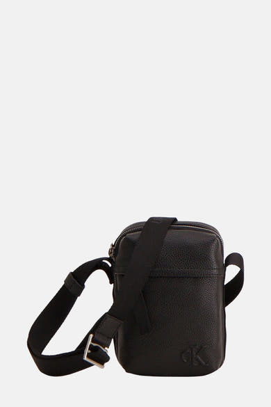 Zwarte Calvin Klein schoudertas met een canvas schouderriem en subtiel logo.