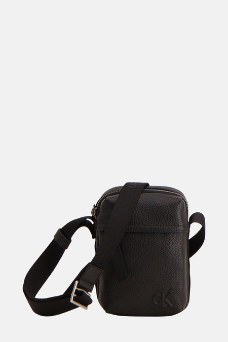 Zwarte Calvin Klein schoudertas met een canvas schouderriem en subtiel logo.