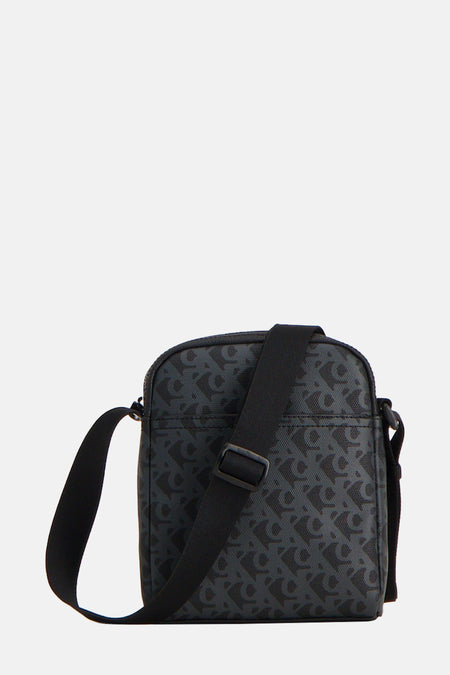 Sac à bandoulière gris de Calvin Klein avec motif de logo répété et bandoulière noire.
