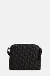 Sac à bandoulière noir de Calvin Klein avec motif logo répété sur toute la surface.