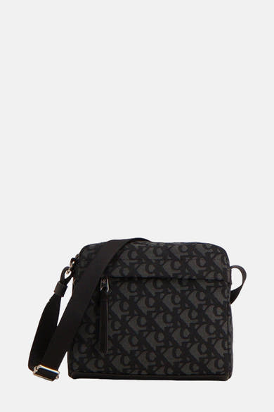 Sac à bandoulière noir de Calvin Klein avec motif imprimé monogramme sur l'ensemble.