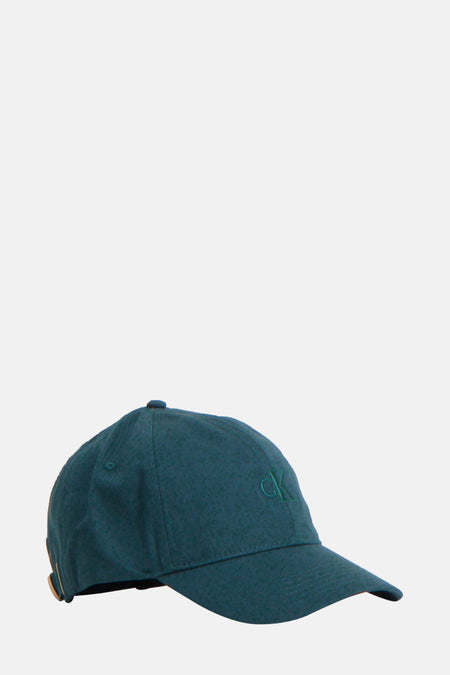 Casquette turquoise de Calvin Klein avec logo brodé sur le devant et boucle de réglage dorée.