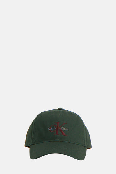 Casquette verte par Calvin Klein avec logo bordeaux brodé sur le devant, couleur unie.