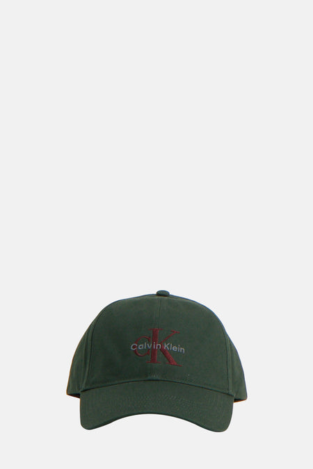 Groene pet van Calvin Klein met geborduurd bordeauxrood logo op de voorkant, effen kleur.