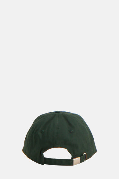 Casquette verte de Calvin Klein, vue de derrière, avec une attache réglable couleur or.
