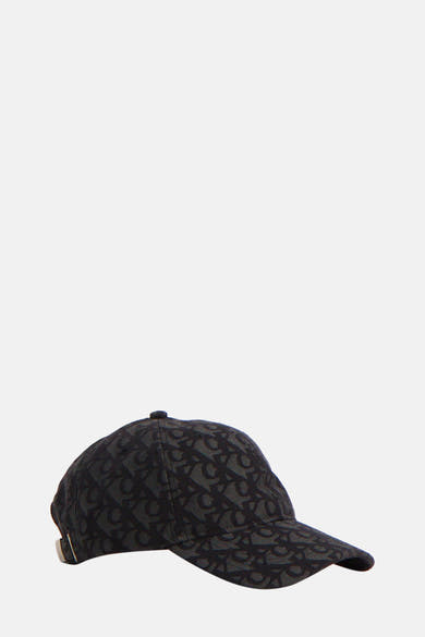 Casquette noire par Calvin Klein, motif monogramme répété sur toute la surface.