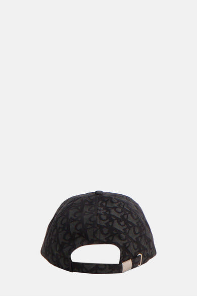 Casquette noire Calvin Klein avec motif de logo intégré et boucle de réglage en métal.