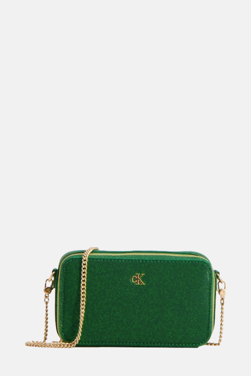 Groene schoudertas van Calvin Klein met een gouden kettingriem en een gouden logo.