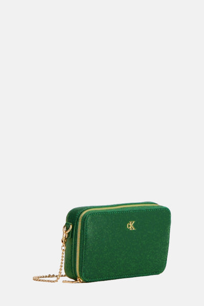 Groene schoudertas van Calvin Klein met een gouden kettingriem en gouden logo.