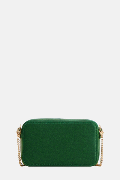 Groene schoudertas van Calvin Klein, met een gouden kettingriem en een gladde textuur.