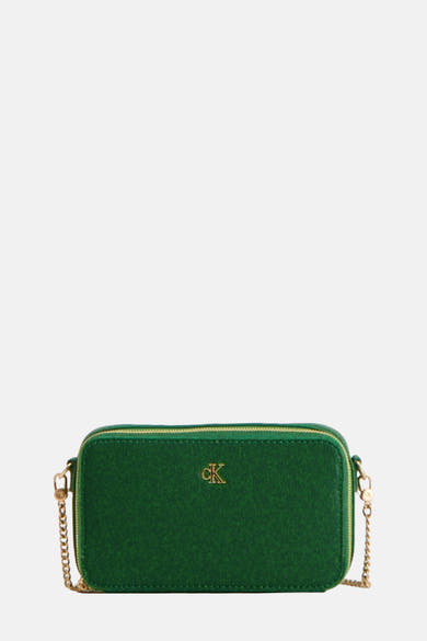 Groene schoudertas van Calvin Klein met een gouden kettingriem en een discreet logo.