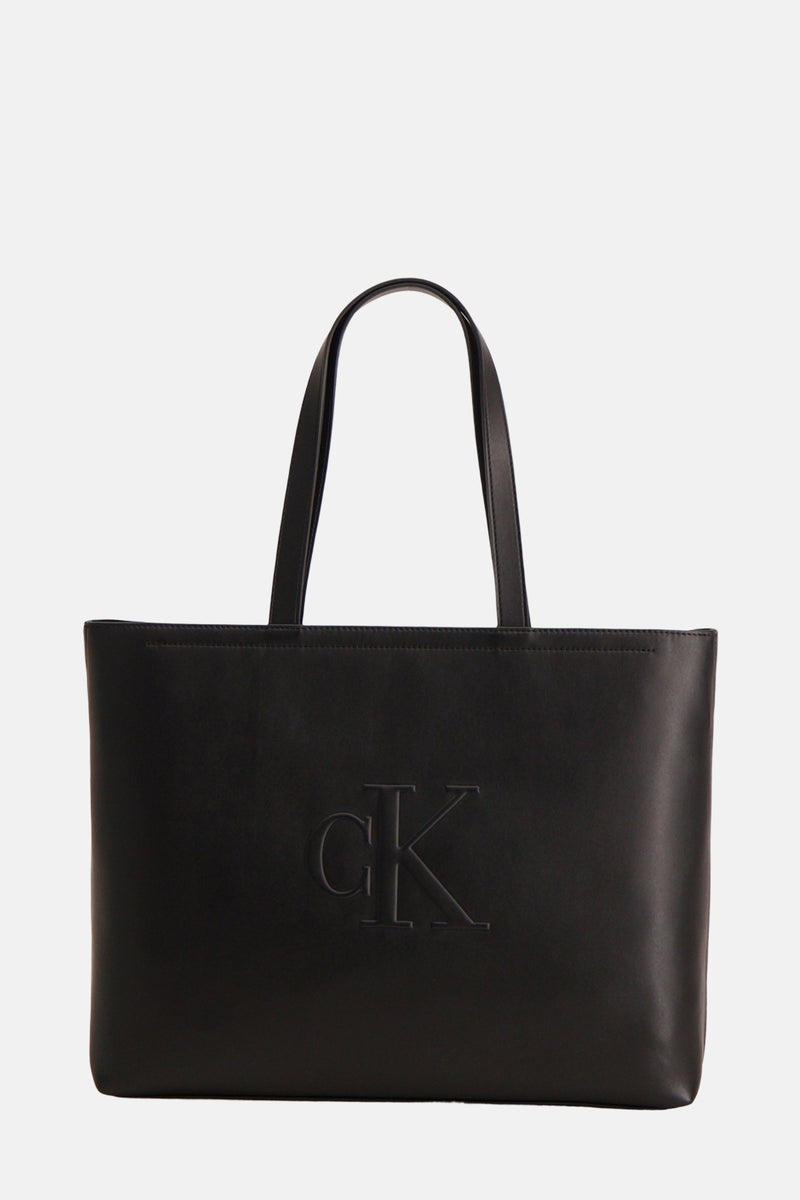 Sac à main noir par Calvin Klein avec le logo « ck » en relief sur le devant.